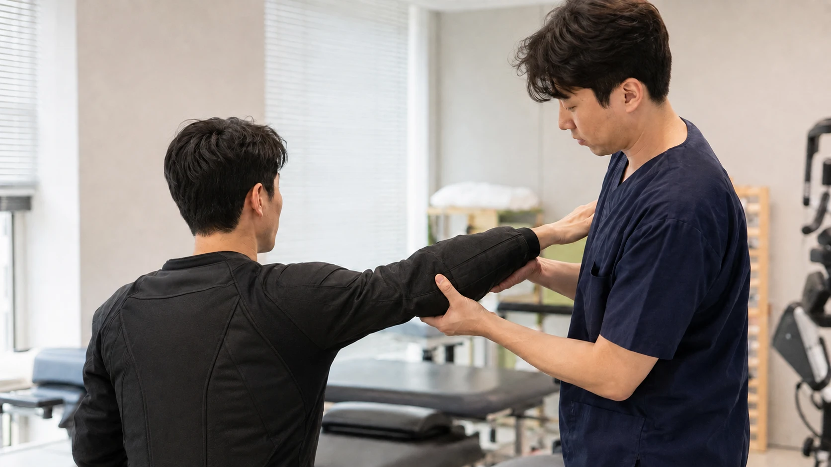 오토바이 사고 병원비 지불보증 서류 검토 장면